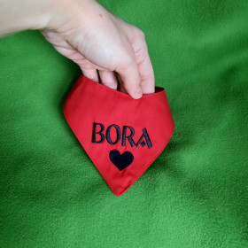 czerwona apaszka dla psa z czarnym imieniem bora